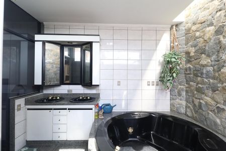 Casa à venda com 445m², 4 quartos e 6 vagasBanheiro da Suíte 1