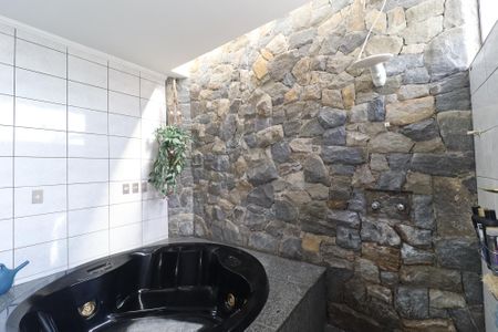 Casa à venda com 445m², 4 quartos e 6 vagasBanheiro da Suíte 1