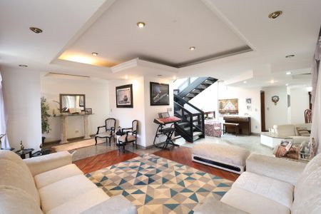 Casa à venda com 445m², 4 quartos e 6 vagasSala