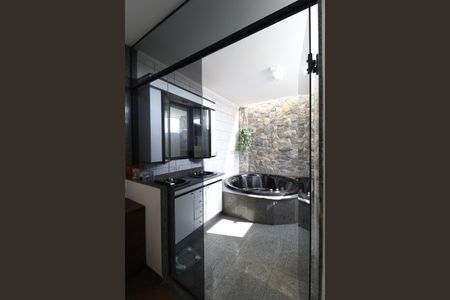 Casa à venda com 445m², 4 quartos e 6 vagasBanheiro da Suíte 1