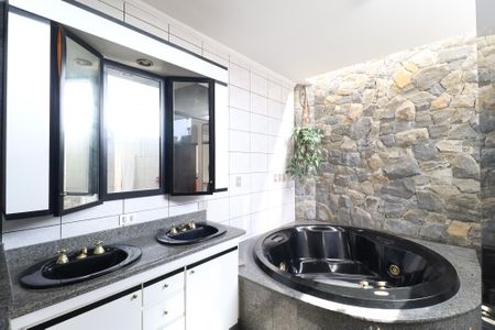 Casa à venda com 445m², 4 quartos e 6 vagasBanheiro da Suíte 1