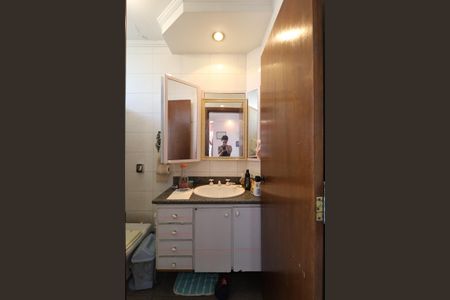 Casa à venda com 445m², 4 quartos e 6 vagasBanheiro Suíte 3