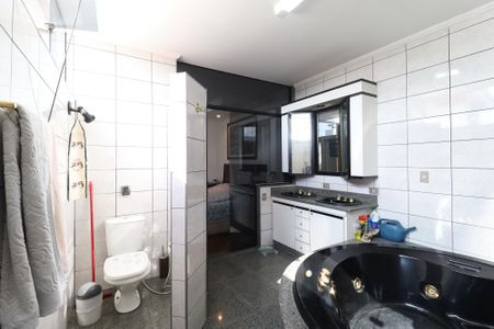 Casa à venda com 445m², 4 quartos e 6 vagasBanheiro da Suíte 1