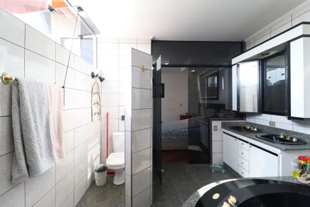 Casa à venda com 445m², 4 quartos e 6 vagasBanheiro da Suíte 1