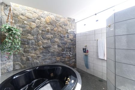 Casa à venda com 445m², 4 quartos e 6 vagasBanheiro da Suíte 1