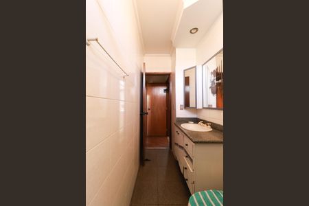 Casa à venda com 445m², 4 quartos e 6 vagasBanheiro suíte 2