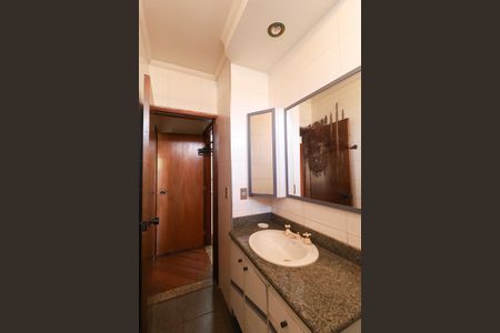 Casa à venda com 445m², 4 quartos e 6 vagasBanheiro suíte 2