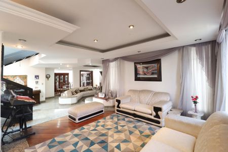 Casa à venda com 445m², 4 quartos e 6 vagasSala