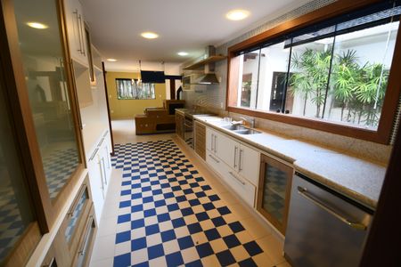 Casa de condomínio à venda com 1120m², 6 quartos e 10 vagasCozinha