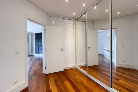 Apartamento à venda com 300m², 4 quartos e 4 vagasCloset - Suíte 3