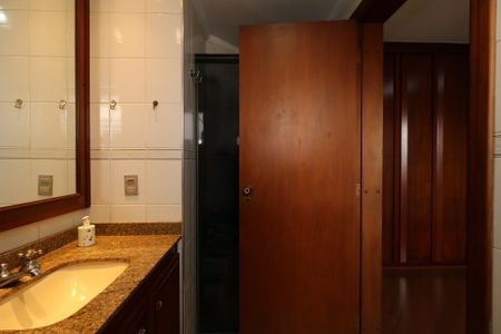 Apartamento à venda com 200m², 4 quartos e 3 vagasBanheiro da Suíte 1