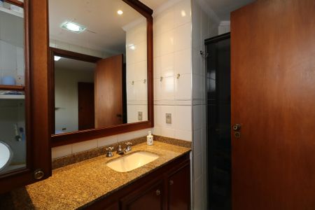 Apartamento à venda com 200m², 4 quartos e 3 vagasBanheiro da Suíte 1