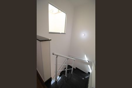 Casa à venda com 119m², 3 quartos e 2 vagasEscada