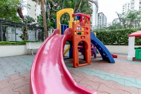 Apartamento à venda com 99m², 3 quartos e 2 vagasÁrea comum - Playground