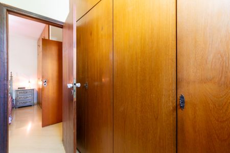 Casa de condomínio à venda com 219m², 3 quartos e 3 vagas Casa de condomínio à venda com 219m², 3 quartos e 3 vagasCloset da suíte