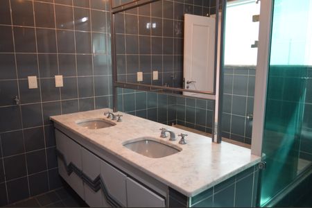 Casa à venda com 500m², 4 quartos e 4 vagasBanheiro da suíte 2