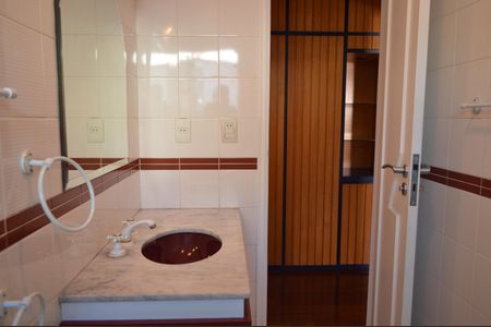 Casa à venda com 500m², 4 quartos e 4 vagasBanheiro da suíte