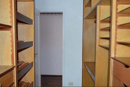 Casa à venda com 500m², 4 quartos e 4 vagasCloset da Suite 2