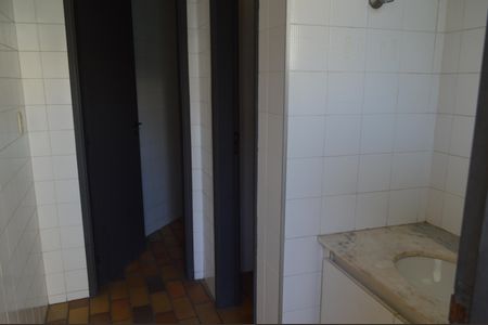 Casa à venda com 500m², 4 quartos e 4 vagasBanheiro da Área da piscina