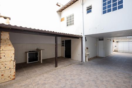 Casa à venda com 137m², 3 quartos e 2 vagas Casa à venda com 137m², 3 quartos e 2 vagasÁrea externa