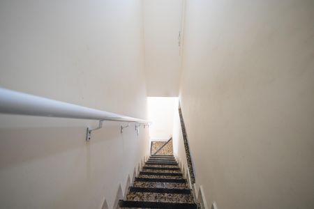 Casa à venda com 137m², 3 quartos e 2 vagas Casa à venda com 137m², 3 quartos e 2 vagasEscada
