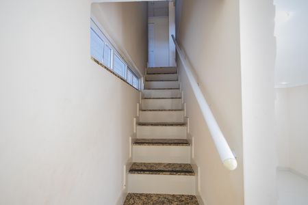Casa à venda com 137m², 3 quartos e 2 vagas Casa à venda com 137m², 3 quartos e 2 vagasEscada