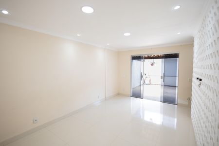 Casa à venda com 137m², 3 quartos e 2 vagas Casa à venda com 137m², 3 quartos e 2 vagasSala