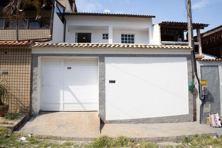 Casa à venda com 137m², 3 quartos e 2 vagas Casa à venda com 137m², 3 quartos e 2 vagasFachada