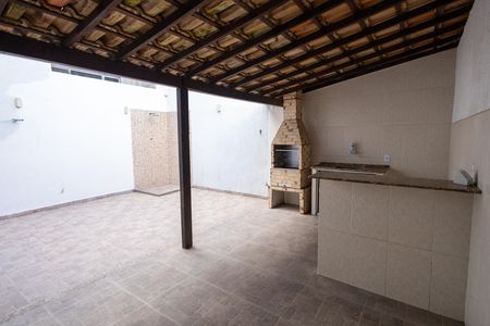 Casa à venda com 137m², 3 quartos e 2 vagas Casa à venda com 137m², 3 quartos e 2 vagasChurrasqueira