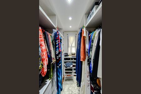Apartamento à venda com 241m², 5 quartos e 4 vagasCloset da suíte 3