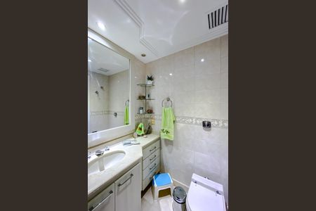 Apartamento à venda com 241m², 5 quartos e 4 vagasBanheiro da Suíte 1