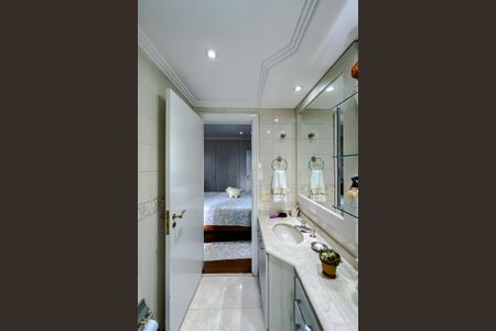 Apartamento à venda com 241m², 5 quartos e 4 vagasBanheiro da Suíte 2