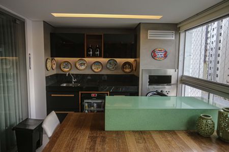 Apartamento à venda com 132m², 4 quartos e 2 vagas Apartamento à venda com 132m², 4 quartos e 2 vagasSala