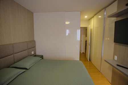 Apartamento à venda com 132m², 4 quartos e 2 vagas Apartamento à venda com 132m², 4 quartos e 2 vagasSuite