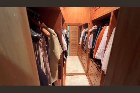 Apartamento à venda com 203m², 4 quartos e 4 vagas Apartamento à venda com 203m², 4 quartos e 4 vagasCloset da suíte 2