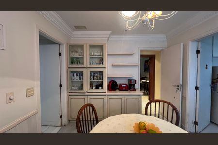 Apartamento à venda com 203m², 4 quartos e 4 vagas Apartamento à venda com 203m², 4 quartos e 4 vagasCopa