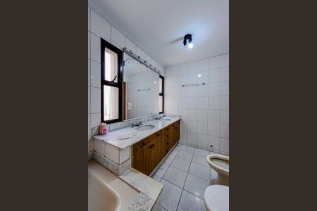 Apartamento à venda com 240m², 4 quartos e 4 vagasBanheiro da Suíte