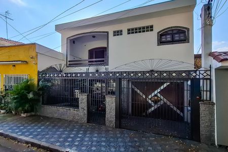 Casa para alugar com 360m², 4 quartos e 4 vagas Casa para alugar com 360m², 4 quartos e 4 vagasFachada