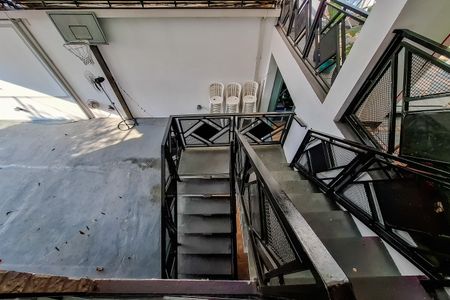 Casa para alugar com 360m², 4 quartos e 4 vagas Casa para alugar com 360m², 4 quartos e 4 vagasEscada