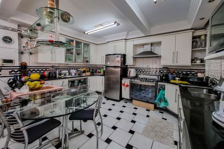 Casa para alugar com 360m², 4 quartos e 4 vagas Casa para alugar com 360m², 4 quartos e 4 vagasCozinha