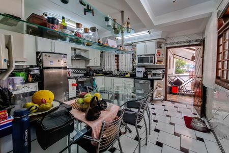 Casa para alugar com 360m², 4 quartos e 4 vagas Casa para alugar com 360m², 4 quartos e 4 vagasCozinha