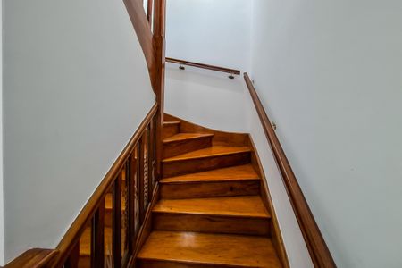 Casa para alugar com 360m², 4 quartos e 4 vagas Casa para alugar com 360m², 4 quartos e 4 vagasEscada