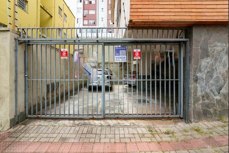 Apartamento à venda com 85m², 3 quartos e 1 vagaPlaca de vende instalada na fachada do prédio (GANU-61)