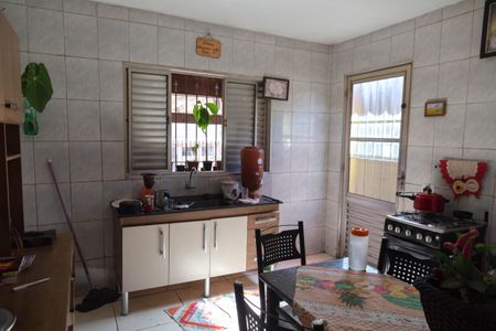 Casa à venda com 200m², 2 quartos e 2 vagas Casa à venda com 200m², 2 quartos e 2 vagasCozinha