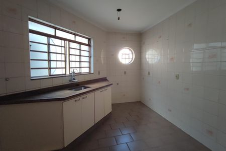 Casa à venda com 220m², 4 quartos e 2 vagasEdícula - Cozinha