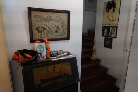 Casa à venda com 320m², 3 quartos e 2 vagasEscada