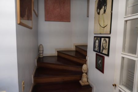 Casa à venda com 320m², 3 quartos e 2 vagasEscada