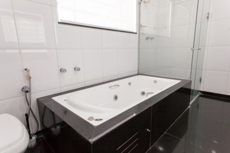 Casa à venda com 333m², 4 quartos e 3 vagas Casa à venda com 333m², 4 quartos e 3 vagasBanheiro da Suíte 1