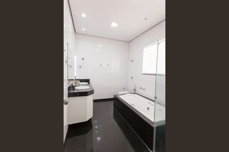 Casa à venda com 333m², 4 quartos e 3 vagas Casa à venda com 333m², 4 quartos e 3 vagasBanheiro da Suíte 1