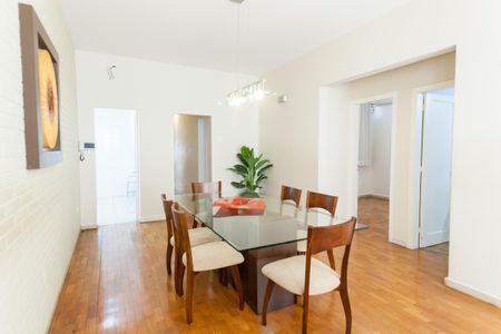 Casa à venda com 333m², 4 quartos e 3 vagas Casa à venda com 333m², 4 quartos e 3 vagasSala de Jantar